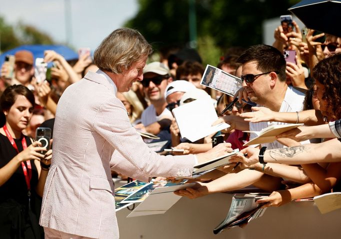 Wes Anderson rozdává autogramy na benátském festivalu.