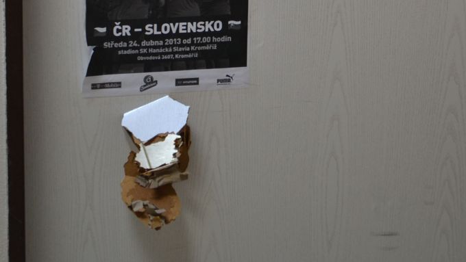 Podívejte se na výsledek nervového výbuchu Martina Lukeše. Kapitán Baníku Ostrava o přestávce zápasu v Kroměříži rozkopl dveře kabiny.