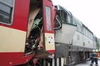 16. února - O štěstí v neštěstí mohou mluvit pasažéři vlaků, které se v půli února srazily na nádraží v Paskově na Ostravsku. Více než čtyřicet lidí bylo zraněno, o život naštěstí nepřišel nikdo. A to přesto, že náraz byl tak prudký, že zdemoloval kabiny strojvedoucích. Podívejte se sami.