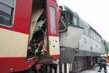 16. února - O štěstí v neštěstí mohou mluvit pasažéři vlaků, které se v půli února srazily na nádraží v Paskově na Ostravsku. Více než čtyřicet lidí bylo zraněno, o život naštěstí nepřišel nikdo. A to přesto, že náraz byl tak prudký, že zdemoloval kabiny strojvedoucích. Podívejte se sami.