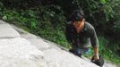 Legless Man Ascends Huashan Mountain By Arms HUAYIN, CHINA - AUGUST 13: (CHINA OUT) Legless man Chen Zhou climbs the Huashan Mountain on August 13, 2012 in Huayin, Shaanxi Province of China. Legless 29-year-old man Chen Zhou from Cangshan of Shandong Province spent two days, 19 hours in total, climbing by arms to the top of Huashan Mountain. Chen lost his legs after falling off a train at the age of 13, but he has since strived to be stronger and joined in many public performances to encourage other people. Chen Zhou will climb the Taishan Mountain in Shandong province in the following months. ( automatický překlad do češtiny )