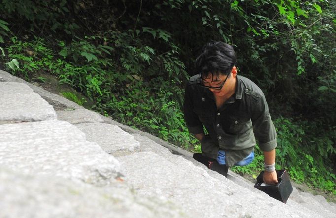 Legless Man Ascends Huashan Mountain By Arms HUAYIN, CHINA - AUGUST 13: (CHINA OUT) Legless man Chen Zhou climbs the Huashan Mountain on August 13, 2012 in Huayin, Shaanxi Province of China. Legless 29-year-old man Chen Zhou from Cangshan of Shandong Province spent two days, 19 hours in total, climbing by arms to the top of Huashan Mountain. Chen lost his legs after falling off a train at the age of 13, but he has since strived to be stronger and joined in many public performances to encourage other people. Chen Zhou will climb the Taishan Mountain in Shandong province in the following months. ( automatický překlad do češtiny )