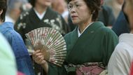 Ke kimonu patří řada doplňků. Třeba vějíř.