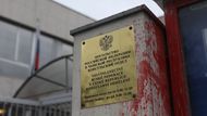 Ruská ambasáda bude muset používat nové pojmenování ulice, případně jako adresu uvádět přilehlé náměstí Borise Němcova, což byl zavražděný ruský opoziční politik, jinak by mohla mít časem problémy s doručováním pošty.