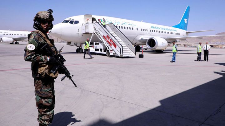 Další úspěšná evakuace civilistů z Afghánistánu. V Kataru přistál letoun s 236 lidmi; Zdroj foto: Reuters