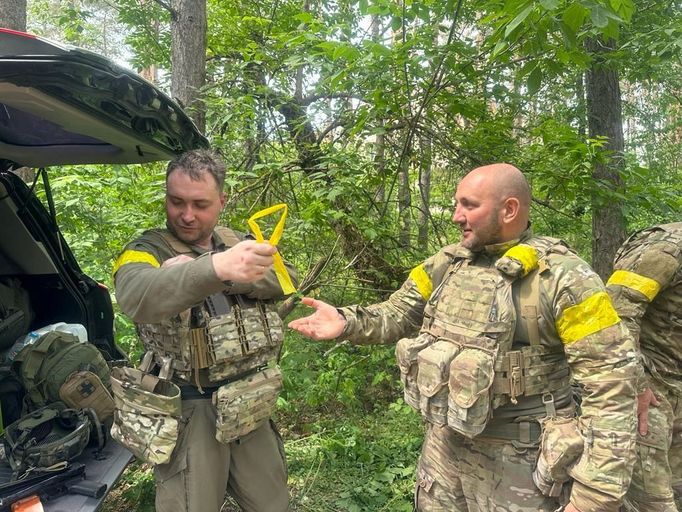 Kyrylo Budanov (vlevo) na "inspekci" blízko frontové linie.