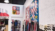 Žádné stropy, šatny jsou oddělené jen mobilními stěnami a obrovským závěsem, takže třeba i do tiskového centra dobře doléhá hudba od hokejistů.