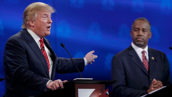 Donald Trump a Ben Carson v předvolební debatě.