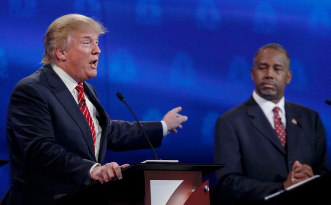 Donald Trump a Ben Carson v předvolební debatě.