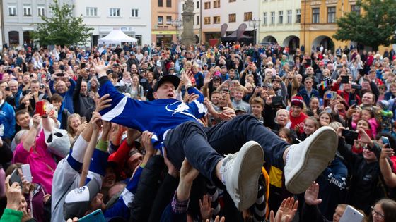 Paláta doma nosili na rukou. Stanley Cup do Frýdku-Místku dopravila helikoptéra