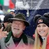 Arnold Schwarzenegger a Lindsey Vonnová sledují závody ve sjezdu SP v Kitzbühelu 2023
