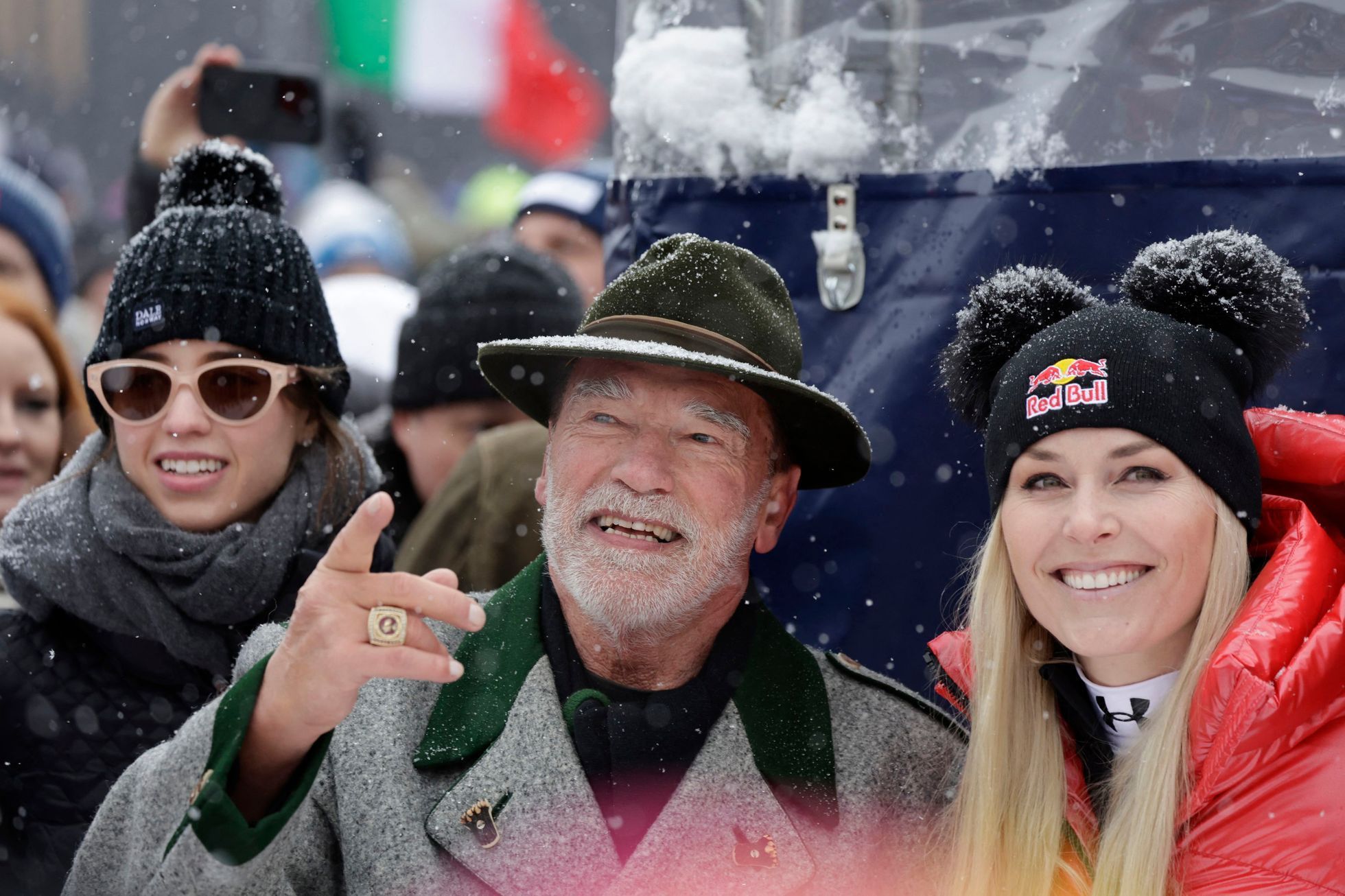Arnold Schwarzenegger a Lindsey Vonnová sledují závody ve sjezdu SP v Kitzbühelu 2023