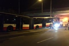 Brněnský autobus hromadné dopravy narazil do sloupu, zranilo se 11 lidí