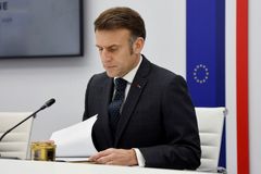 Udeřila Macronová Macrona? Video z prezidentského speciálu vyvolává spekulace
