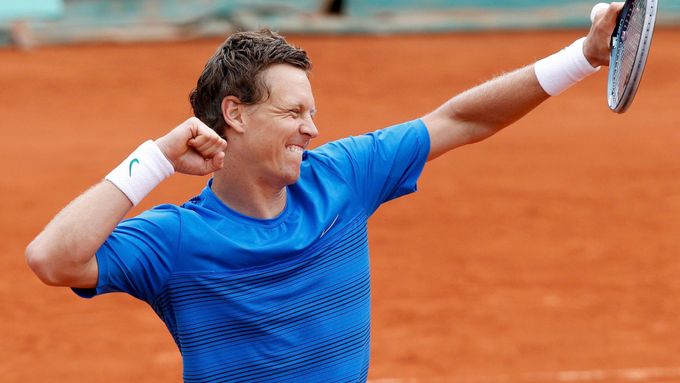 Tomáš Berdych se raduje z postupu do osmifinále.