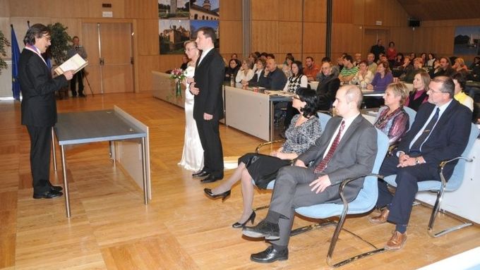 Instruktážní svatba v rámci semináře pro nové představitele obcí, kteří budou oddávat snoubence