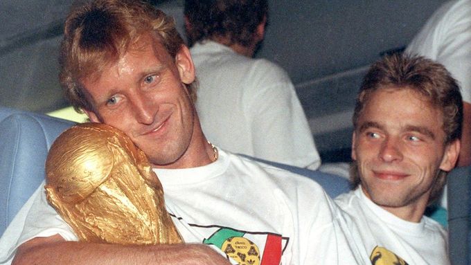 Andreas Brehme v roce 1990 s trofejí, kterou Německo získalo i díky jeho rozhodujícímu gólu ve finále proti Argentině