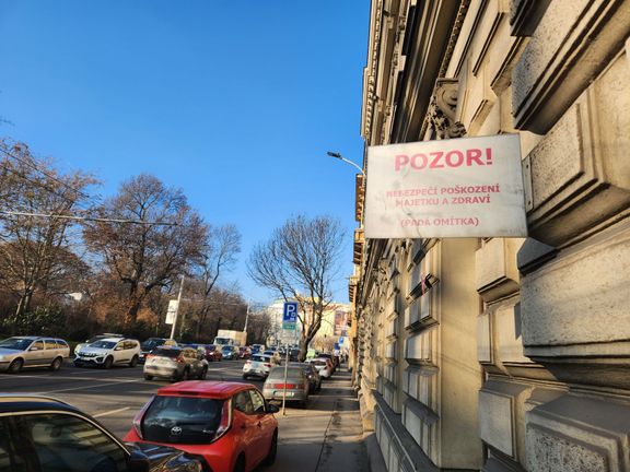 Výsledek hospodaření státu s bývalým židovským majetkem. Na budově je cedule, která upozorňuje  na nebezpečí pádu omítky.