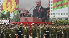 Alexandr Lukašenko na vojenské přehlídce v Minsku