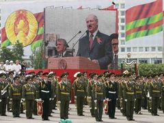 Běloruský prezident Alexandr Lukašenko promlouvá na vojenské přehlídce během dnešních oslav Dne nezávislosti v Minsku