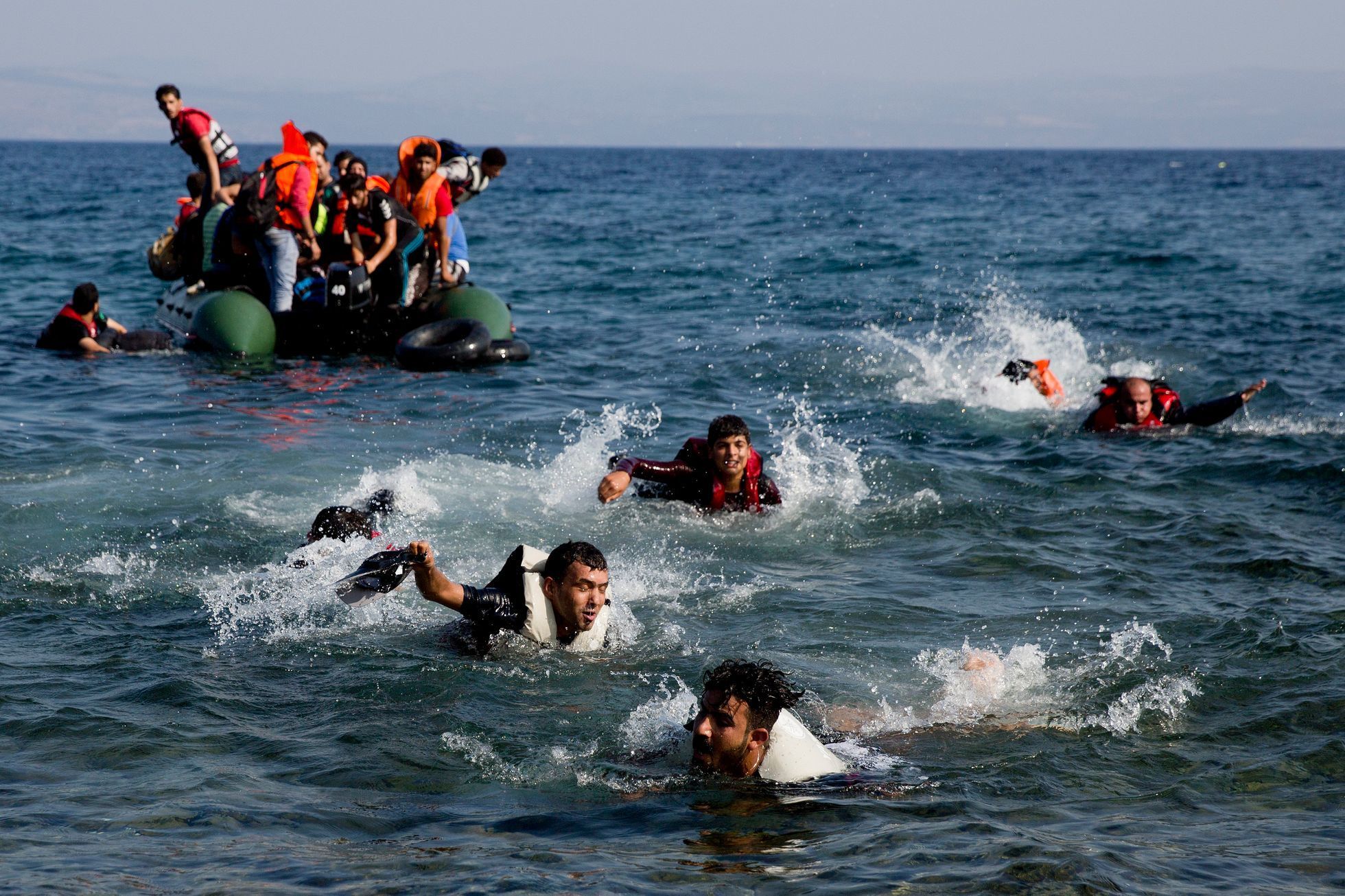 Migranti se snaží doplavat na Lesbos