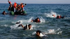 Migranti se snaží doplavat na Lesbos
