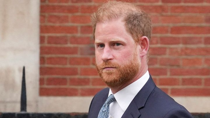 Princ Harry se chce usmířit s rodinou. Obává se o život krále