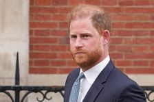 Princ Harry se chce usmířit s rodinou. Obává se o život krále