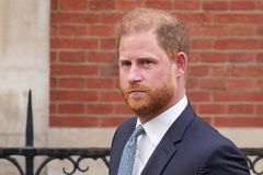 Princ Harry se chce usmířit s rodinou. Obává se o život krále