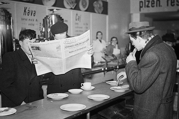 Stravující se lidé z pražských bufetů. Rok 1948