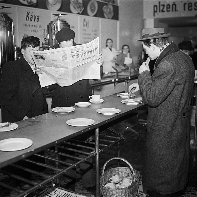 Stravující se lidé z pražských bufetů. Rok 1948