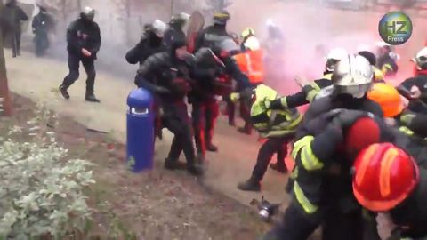 Z kolegů nepřáteli: Policisté se v ulicích Paříže tvrdě střetli s hasiči