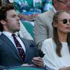 Wimbledon 2014, semifinále: herec Sam Claflin s manželkou Laura Haddocková