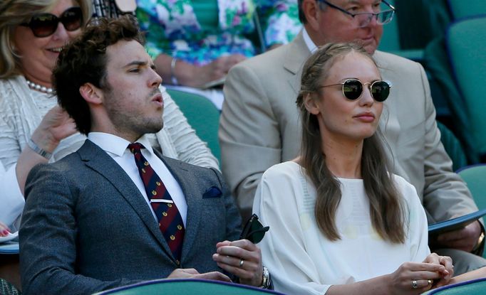 Wimbledon 2014, semifinále: herec Sam Claflin s manželkou Laura Haddocková