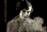 V tomtéž roce 1925 získává první filmovou roli a studuje zpěv v Miláně.