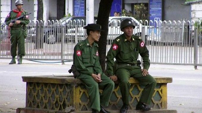 Barmští vojáci v Rangúnu
