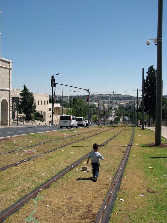 Koleje tramvaje, která spojuje a rozděluje Jeruzalém.