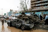 Auta převrácená po výbuchu dvou náloží v centru Bagdádu.