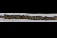 Osmiletá dívka objevila v jezeře 1500 let starý meč. Myslela si, že jde o větev