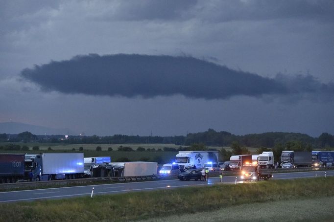 Převrácený kamion na dálnici D2 poblíž Břeclavi, kde se ve čtvrtek večer pravděpodobně přehnalo tornádo.