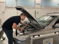 Dvojková Octavia při laboratorním měření emisí z výfukových plynů.