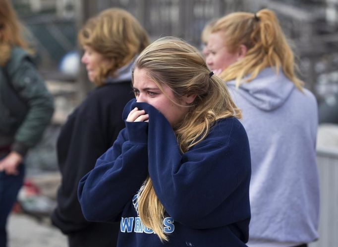 A girl cries after looking through the wreckage of homes devastated by fire and the affects of Hurricane Sandy in the Breezy Point section of the Queens borough of New York October 31, 2012. The U.S. Northeast began an arduous slog back to normal on Wednesday after historic monster storm Sandy crippled transportation, knocked out power for millions and killed at least 64 people with a massive storm surge that caused epic flooding. REUTERS/Shannon Stapleton (UNITED STATES - Tags: ENVIRONMENT DISASTER) Published: Říj. 31, 2012, 8:34 odp.