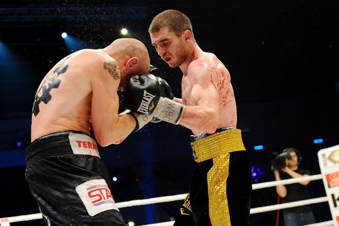 Český boxer Lukáš Konečný v prohraném souboji o titul Mistra světa v lehké střední váze WBO s Čečencem Zaurbekem Bajsangurovem.