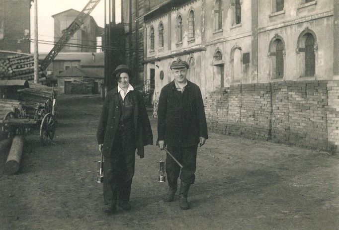 Ukázka z knihy Ondřeje Durczaka „Vzhůru do dolů! - Fotografické album průmyslového a kulturního dědictví uhelného hornictví ostravsko-karvinského revíru“ z roku 2023.