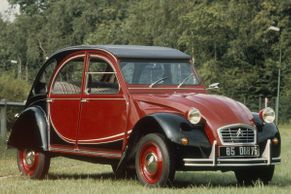 Radši zničit, než aby se "kachny" zmocnili Němci. Legendární Citroën 2CV slaví 70 let