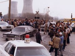 Prezident USA Jimmy Carter opouští elektrárnu Three Mile Island (1. dubna 1979). Sám Carter se coby vojenský jaderný expert podílel na záchranných pracích po havárii jaderného reaktoru v Chalk River v Kanadě roku 1952.