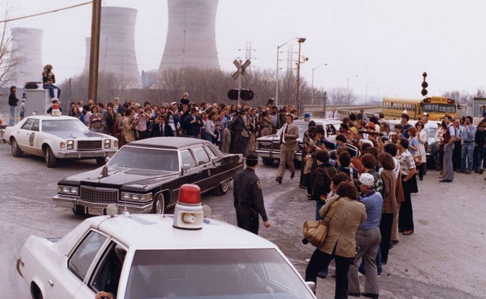 Prezident USA Jimmy Carter opouští elektrárnu Three Mile Island (1. dubna 1979). Sám Carter se coby vojenský jaderný expert podílel na záchranných pracích po havárii jaderného reaktoru v Chalk River v Kanadě roku 1952.