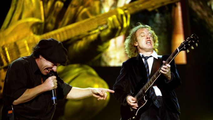 Brian Johnson a Angus Young z AC/DC.
