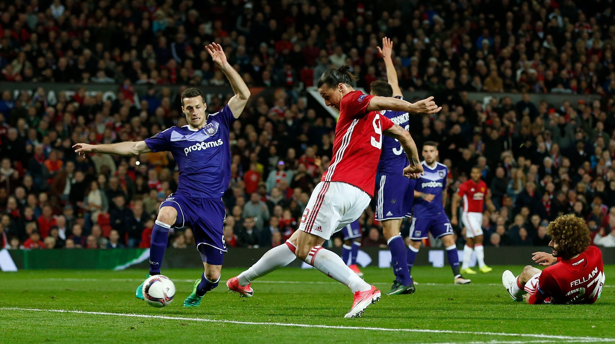 Ibrahimovic střílí gól v zápase proti Anderlechtu