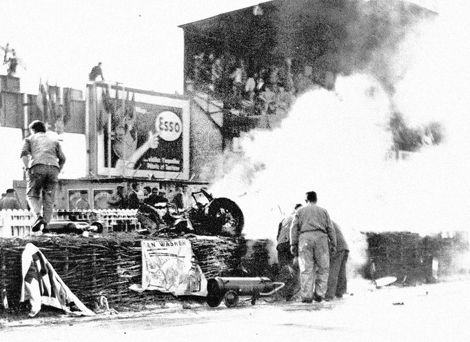 Tragédie na automobilové závodě Le Mans si v roce 1955 vyžádala 83 lidských životů.